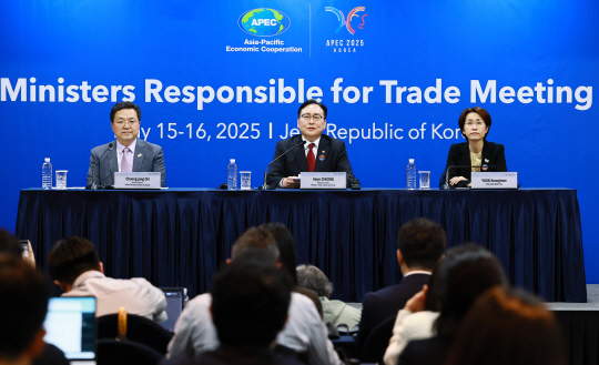 APEC Åë»óÀå°üȸÀÇ °øµ¿¼º¸í äÅá¦"WTO Á߿伺 °ø°¨´ë Çü¼º" APEC Åë»óÀå°üȸÀÇ °øµ¿¼º¸í äÅá¦"WTO Á߿伺 °ø°¨´ë Çü¼º"